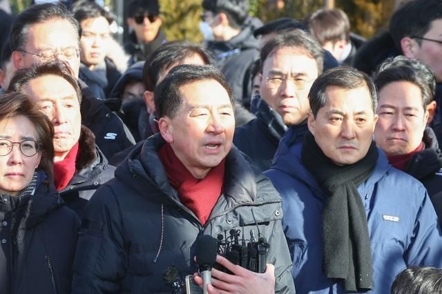 고위공직자범죄수사처공수처와 경찰이 윤석열 대통령에 대한 2차 체포영장 집행에 나선 15일 서울 용산구 한남동 대통령 관저 입구에서 김기현 국민의힘 의원이 발언하고 있다 사진연합뉴스