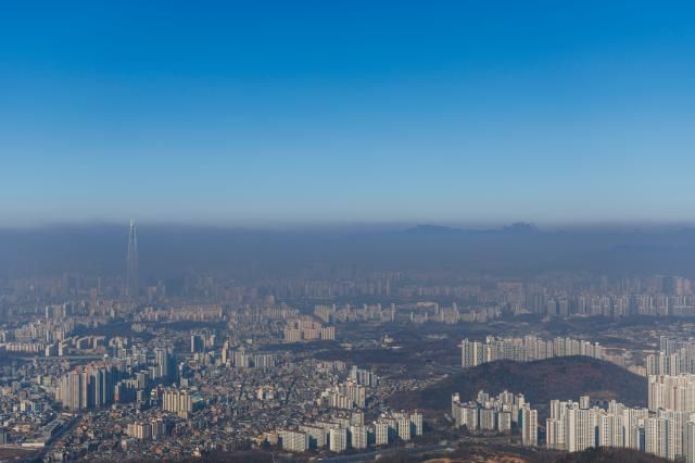 파란 하늘 아래 짙은 회색 미세먼지 띠 사진연합뉴스