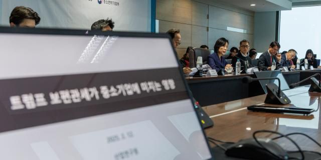 오영주 중소벤처기업부 장관이 12일 서울 영등포구 63빌딩 내 기술보증기금 서울지점에서 열린 미 트럼프 2기 행정부 대응 중소기업 지원 간담회에 참석해 정부 정책 방향에 대해 발언하고 있다 사진중기부