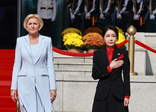 윤석열 대통령의 부인 김건희 여사가 지난해 10월 24일 서울 용산 대통령실 앞 잔디마당에서 열린 안제이 두다 폴란드 대통령 국빈 방한 공식 환영식에서 아가타 코른하우저 두다 여사와 함께 자리하고 있다 사진연합뉴스
