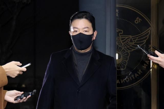 김성훈 대통령경호처 차장이 24일 오전 윤석열 대통령에 대한 체포영장 1차 집행을 저지한 혐의 조사를 위해 서울 서대문구 경찰청 국가수사본부 특별수사단에 출석하고 있다 사진연합뉴스