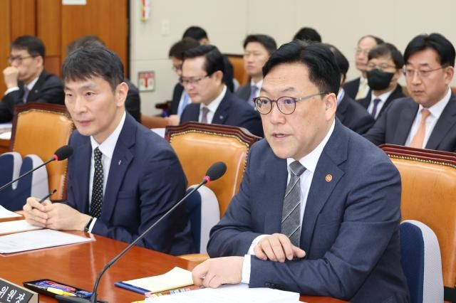 김병환 금융위원장앞줄 오른쪽이 18일 국회 정무위원회 전체회의에 참석해 질의에 답변하고 있다 사진연합뉴스