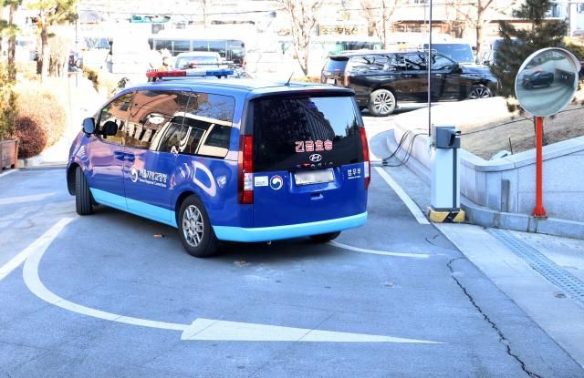 윤석열 대통령의 탄핵 심판 9차 변론이 열린 18일 윤 대통령이 탑승한 것으로 추정되는 호송 차량이 헌재를 나서고 있다 윤 대통령은 이날 변론에 출석하기 위해 헌법재판소에 왔으나 변론 시작 전 구치소로 복귀했다 2025218 사진공동취재단