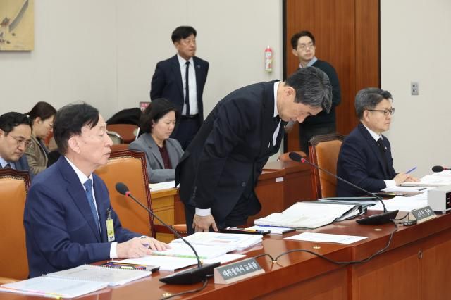 18일 서울 여의도 국회에서 대전 초등생 고 김하늘 양이 피살된 사건과 관련해 현안질의 등을 위해 열린 교육위원회 전체회의에서 이주호 부총리 겸 교육부 장관이 고개숙여 사과하고 있다 2025218 사진연합뉴스 