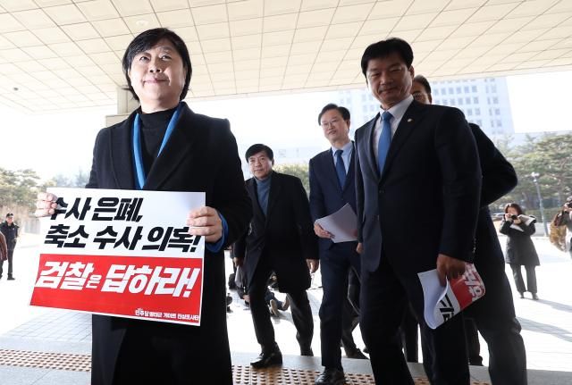 더불어민주당 명태균게이트 진상조사단 서영교 의원이 14일 서울 서초구 대검찰청을 항의 방문하고 있다 사진연합뉴스