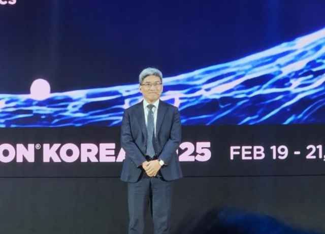 송재혁 삼성전자 최고기술책임자CTO 사장이 19일 서울에서 열린 세미콘 코리아 2025에서 기조연설을 하고 있다 이번 행사에서 그는 반도체 산업의 미래 전망과 혁신적인 기술 개발에 대해 강조하고 있다 사진김정훈 기자 