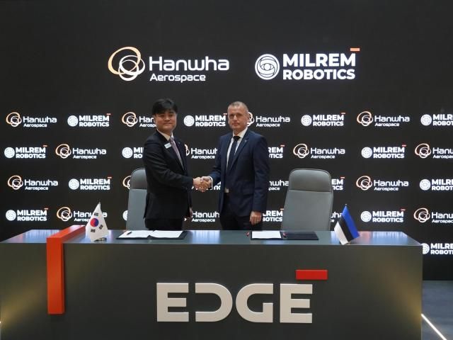 지난 18일 UAE 아부다비에서 진행 중인 IDEX 2025 전시회에서 김동현 한화에어로스페이스 LS사업부장왼쪽과&nbsp;쿨다 바라시&nbsp;밀렘 로보틱스 CEO가&nbsp;양사 간 UGV 공동개발 및 전략적 파트너십을 확대하는 양해각서MOU를 체결하고 기념사진을 찍고 있다 사진한화에어로