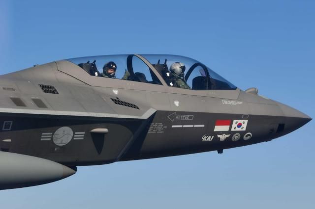 후방석에 탑승한 이영수 공군참모총장이 19일 오전 사천기지에서 KF-21을 탑승해 첫 시험비행을 함께 하고 있다 사진공군 