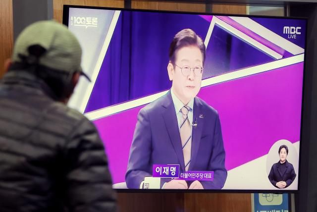 이재명 더불어민주당 대표가 19일 MBC 100분 토론에 출연했다 사진은 이날 서울 중구 서울역에서 시민들이 해당 방송을 지켜보고 있는 모습 사진연합뉴스