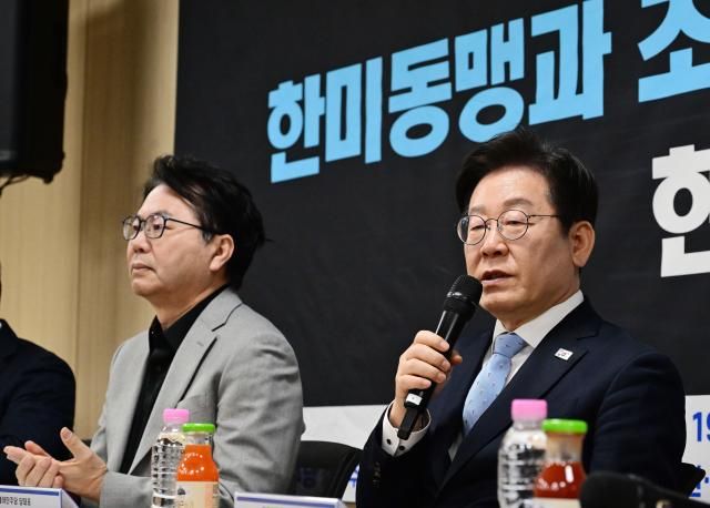 이재명 더불어민주당 대표가 19일 서울 마포구 한국방위산업진흥회에서 열린 트럼프 시대 한미동맹과 조선산업·K-방산의 비전 현장 간담회에서 발언하고 있다 사진연합뉴스