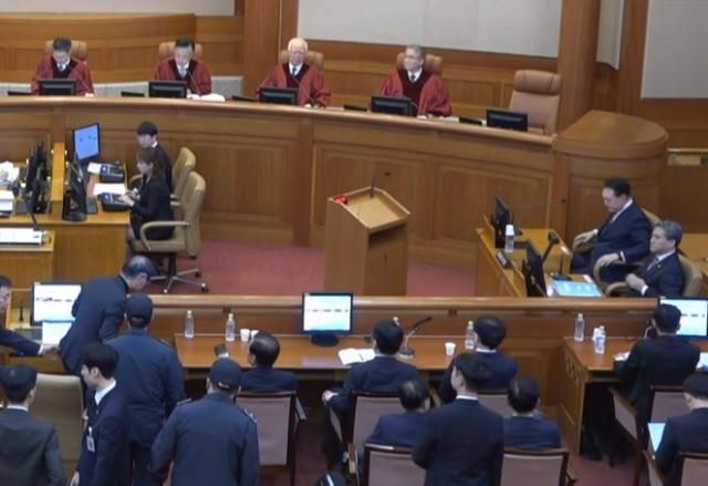 윤석열 대통령과 김용현 전 국방부 장관이 지난달 23일 오후 서울 종로구 헌법재판소에서 열린 윤 대통령의 탄핵심판 4차 변론기일에서 김 전 장관의 증인신문이 끝난 뒤 서로 목례하고 있다 사진헌법재판소