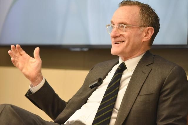 하워드 막스 오크트리캐피털 회장이 지난달 24일현지시간 미국 뉴욕 오크트리 사무실에서 열린 한국 언론과의 공동 인터뷰에서 질의에 답하고 있다 사진연합뉴스