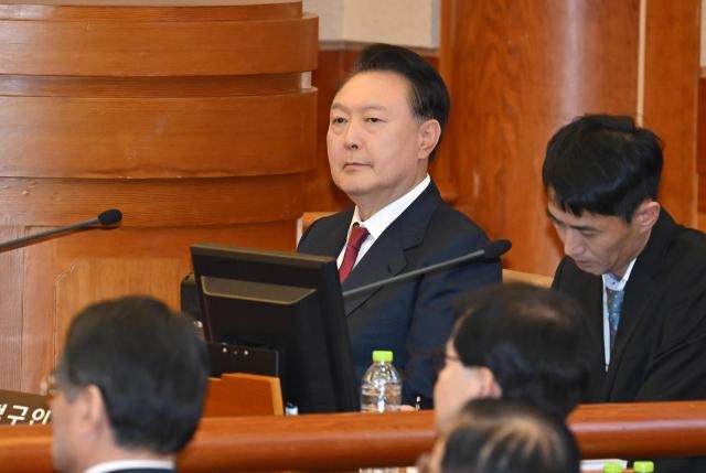 윤석열 대통령이 지난달 23일 오후 서울 종로구 헌법재판소에서 열린 탄핵심판 4차 변론에 출석하고 있다 사진사진공동취재단