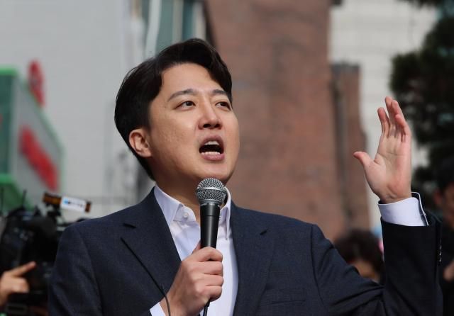 이준석 개혁신당 의원이 2일 서울 마포구 홍대 레드로드 버스킹거리에서 정치 현안 관련 기자회견을 하고 있다 사진연합뉴스