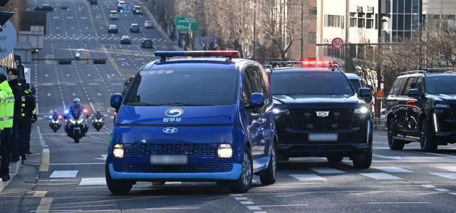 내란 우두머리 혐의로 구속기소 된 윤석열 대통령의 첫 형사재판이 열리는 20일 윤 대통령이 탄 법무부 호송차가 서초구 서울중앙지법으로 향하고 있다 2025220 연합뉴스 사진공동취재단