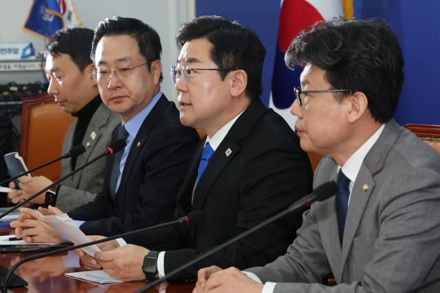 박찬대 더불어민주당 원내대표가 20일 서울 여의도 국회에서 열린 정책조정회의에서 발언하고 있다 사진연합뉴스