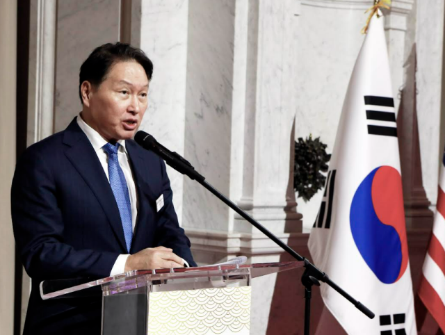 최태원 대한상의 회장이 19일현지시간 워싱턴 미국 의회 도서관의 토마스 제퍼슨 빌딩 그레이트홀에서 개최한 ‘Korea-US Business Night’에서 개회사를 하고 있다 사진대한상공회의소 