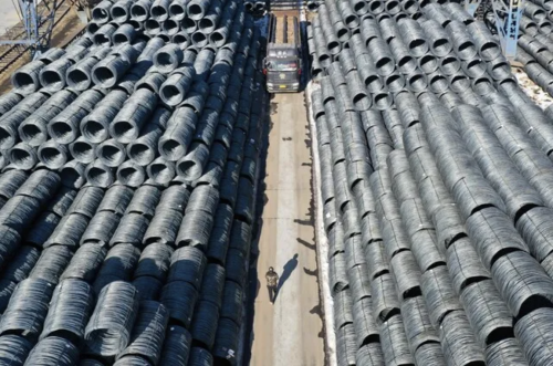 19일현지시각 중국 북동부 랴오닝성 선양의 철강 도매시장에서 한 남성이 철근 더미 사이를 걸어가고 있다 20일 산업통상자원부 무역위원회는 회의를 열어 중국산·일본산 열연강판의 저가 공급에 따른 국내 철강 산업 피해 여부를 조사하기 위한 반덤핑 조사 개시 여부를 논의했다 사진연합뉴스 