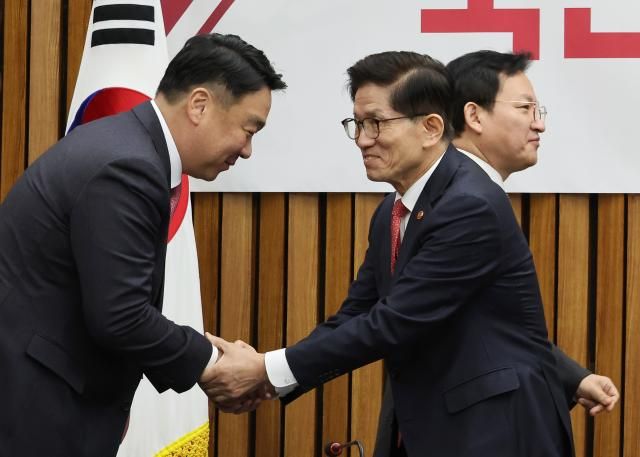 김문수 고용노동부 장관오른쪽이 21일 서울 여의도 국회에서 열린 국민안전점검 당정협의회에 입장해 참석한 의원들과 인사하고 있다 사진연합뉴스