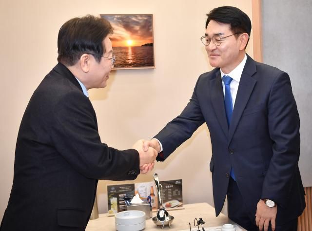 이재명 더불어민주당 대표가 21일 서울 여의도 한 식당에서 박용진 전 의원과 만나 악수하고 있다 사진국회사진기자단