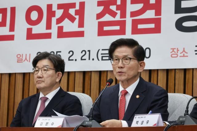 김문수 고용노동부 장관오른쪽이 21일 서울 여의도 국회에서 열린 국민안전점검 당정협의회에서 발언하고 있다 사진연합뉴스