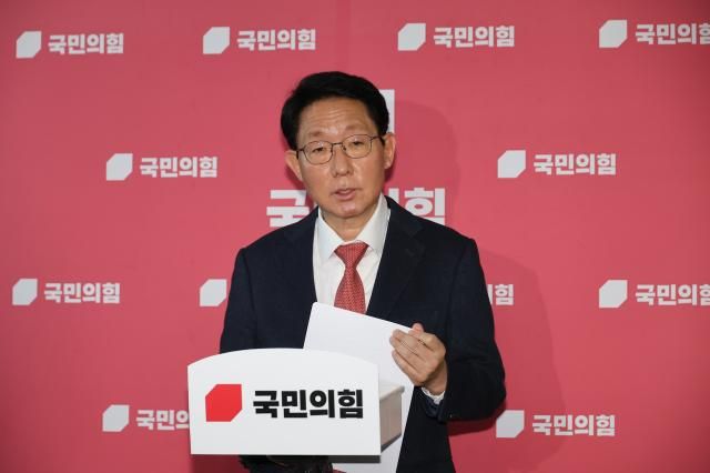 국민의힘 김상훈 정책위의장이 24일 서울 여의도 국회에서 현안 관련 브리핑을 하고 있다 사진연합뉴스