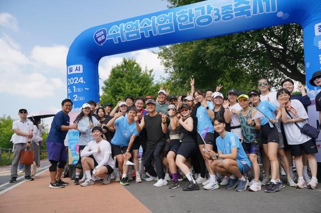 쉬엄쉬엄 한강 3종 경기 달리기 부문 서울시는 오는 5월30일부터 6월1일까지 한강에서 열리는 한강 쉬엄쉬엄 한강 3종 경기 축제에 올해에는 3만명 이상의 내외국인이 참가하는 국민춪제가 될 것으로 기대하고 있다 서울시는 오는 26일 부터 축제 참가 본접수에 들어간다 사진서울시 