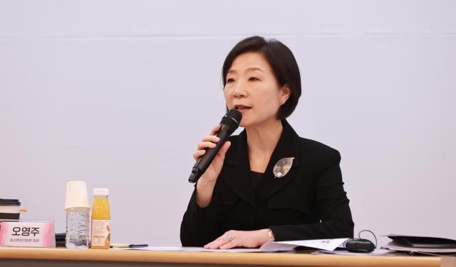 오영주 중소벤처기업부 장관이 25일 경기 수원 경기지방중소벤처기업청에서 열린 제2차 소상공인 우문현답 정책협의회에서 인사말을 하고 있다 사진중소벤처기업부 