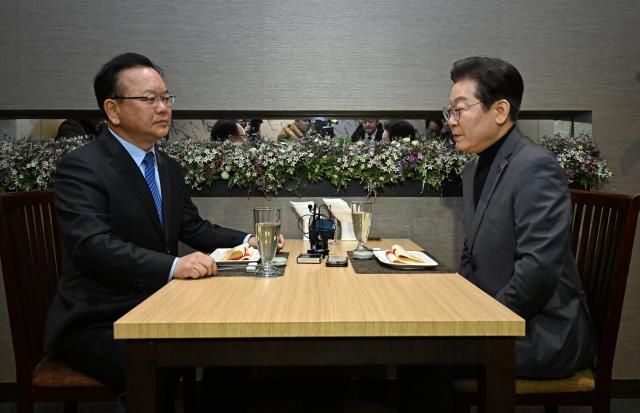 이재명 더불어민주당 대표가 24일 서울 여의도의 한 식당에서 김부겸 전 국무총리를 만나 대화하고 있다 사진국회사진기자단