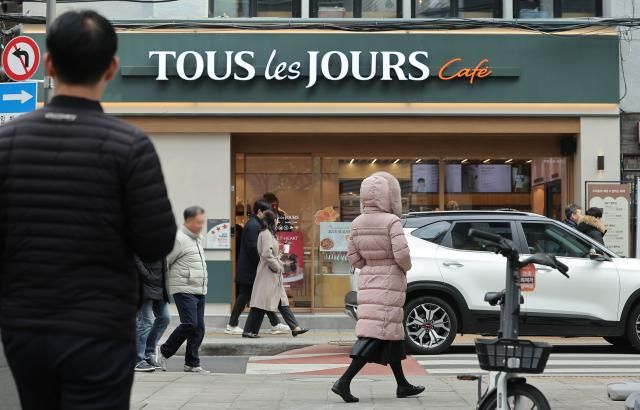 물가 상승에 빵 가격도 인상 서울연합뉴스 류영석 기자 물가 상승으로 제과제빵업계에도 제품 가격 인상이 이어지는 가운데 25일 서울의 한 뚜레쥬르 매장 앞으로 시민들이 오가고 있다 식품업계에 따르면 뚜레쥬르는 다음 달 1일부터 식빵 단팥빵 케이크 등의 가격을 인상한다 동종업체인 파리바게뜨도 지난 10일 빵 96종과 케이크 25종 등의 가격을 평균 59 인상했다 2025225 ondolynacokr2025-02-25 140506 저작권자 ⓒ ㈜연합뉴스 무단 전재 재배포 금지 AI 학습 및 활용 금지저작권자 ⓒ ㈜연합뉴스 무단 전재 재배포 금지 AI 학습 및 활용 금지