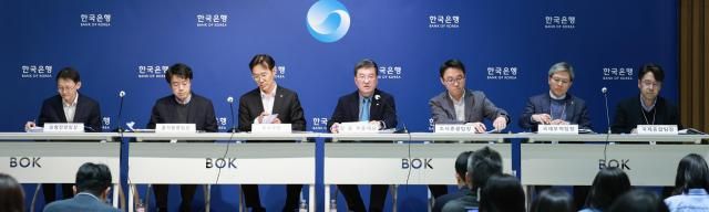 25일 오후 서울 중구 한국은행에서 열린 경제전망 설명회 사진 왼쪽부터 박경훈 모형전망팀장 가국 물가동향팀장 이지호 조사국장 김웅 부총재보 박창현 조사총괄팀장 백재민 국제무역팀장 박세준 국제종합팀장 사진한국은행