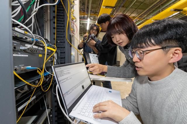 KT가 KT 5G 유심USIM망에 QKDQuantum Key Distribution 양자암호와 PQCPost Quantum Cryptography 양자내성암호-VPN을 통합한 하이브리드 양자암호통신 네트워크를 국내 최초로 적용하였다고 26일 밝혔다 사진제공KT 