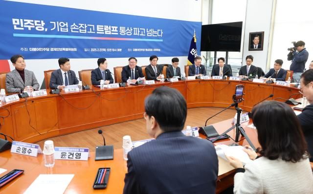 27일 서울 여의도 국회에서 민주당 기업 손잡고 트럼프 통상 파고 넘는다란 주제로 열린 더불어민주당 경제안보특별위원회 간담회에서 김태년 위원장왼쪽 네번째이 발언하고 있다 사진연합뉴스