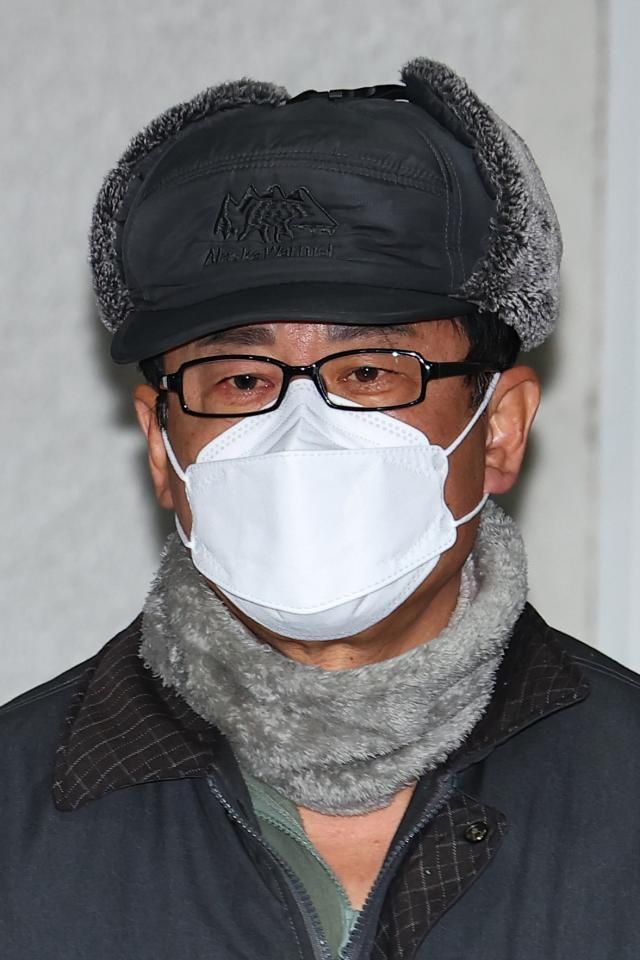 12·3 비상계엄 기획에 관여한 혐의로 구속된 노상원 전 국군정보사령관이 24일 오전 서울 은평구 서울서부경찰서에서 검찰로 송치되고 있다사진연합뉴스