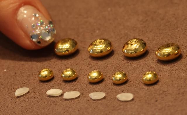 24일 서울 종로구 귀금속 거리 한 금은방에서 관계자가 한 돈375ｇ 1ｇ 콩알금 크기를 쌀알과 비교해 설명하고 있다 최근 골드바 수급 문제로 상당수 은행에 골드바 공급을 중단되면서 무겁지 않고 보관하기 쉬운 콩알금이 인기를 얻고 있다 사진연합뉴스