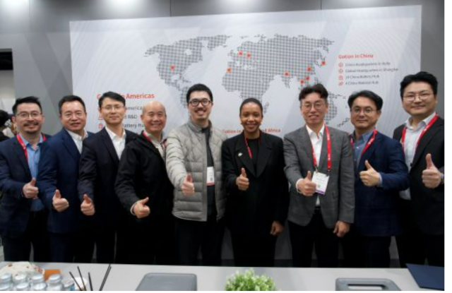 이상민 SKIET 사장오른쪽에서 세번째이 고션 경영층과 26일현지시각 美 샌디에이고에서 ‘북미·유럽 지역 내 전기차·ESS 배터리 분리막 공급 등 협력 강화 MOU’를 체결한 뒤 기념 촬영을 하고 있다 사진SK아이이테크놀로지 