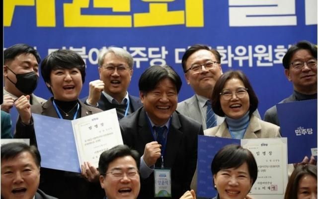 25일 서울 여의도 국회 의원회관에서 열린 더불어민주당 다문화위원회 출범식에서 위원장인 양문석 의원가운데이 포즈를 취하고 있다 사진양문석 더불어민주당 인스타그램 캡쳐 