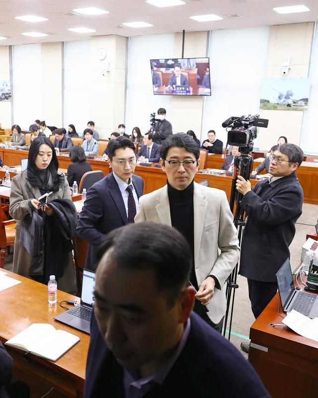 지난 13일 국회에서 열린 윤석열 정부의 비상계엄 선포를 통한 내란 혐의 진상규명 국정조사특별위원회 전체회의에서 이달 열릴 청문회 출석 증인 및 참고인 대상자에 대한 의결을 앞두고 국민의힘 의원들이 이에 반대하며 퇴장하고 있다 사진연합뉴스