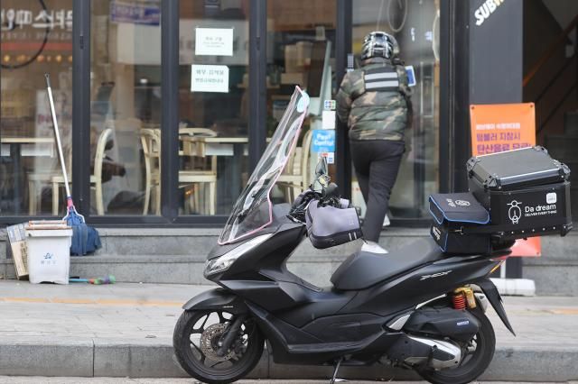 배달앱 이용자 9 늘어 3천753만명…쿠팡이츠 1천만 육박 서울연합뉴스 류효림 기자 7일 서울 시내 한 음식점에서 라이더가 배달 음식을 수령하고 있다 외식 경기 악화 속에서도 무료배달 마케팅 속에 음식 배달 시장 성장세는 이어진 것으로 나타났다 지난 6일 아이지에이웍스의 모바일인덱스에 따르면 지난달 기준 배달의민족과 쿠팡이츠 요기요 3사 합계 월간활성이용자MAU는 3천753만명으로 1년 전보다 9 증가했다 202517 ryousantaynacokr2025-01-07 150354 저작권자 ⓒ ㈜연합뉴스 무단 전재 재배포 금지 AI 학습 및 활용 금지저작권자 ⓒ ㈜연합뉴스 무단 전재 재배포 금지 AI 학습 및 활용 금지