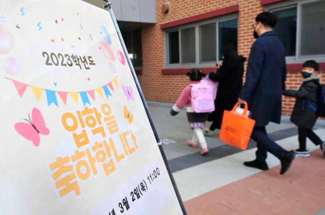 2일 오전 서울 강동구 강빛초등학교 입학식에 1학년 신입생들과 학부모들이 손을 잡고 등교하고 있다 사진유대길 기자 dbeorlf123ajunewscom