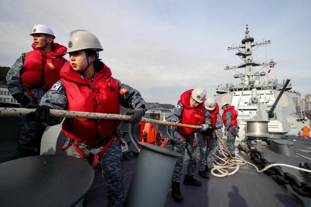 지난 1월 31일 해군기동함대사령부 최신예 이지스구축함 정조대왕함DDG-II·8200톤급 승조원들이 부산 해군작전기지에서 출항을 준비하고 있다 사진사진공동취재단