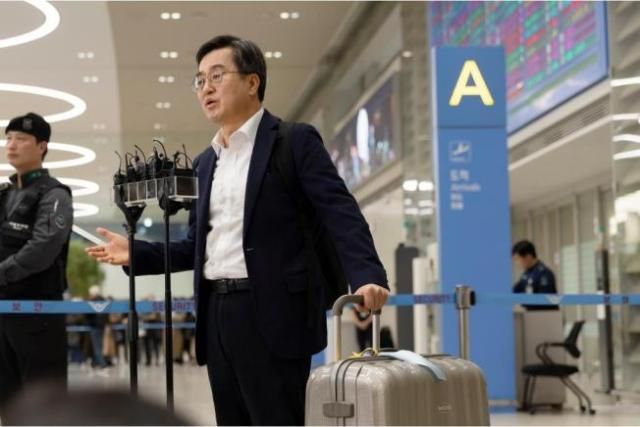 다보스포럼 일정을 마친 뒤 지난달 24일 인천공항을 통해 귀국한 김동연 경기도지사가 기자들의 질문에 답하고 있다 사진경기도 제공 