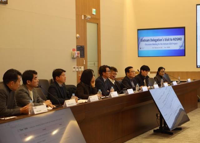 안광현 추진단장왼쪽 다섯번째이 스마트제조혁신 사업과 스마트공장 성공 사례에 대해 설명하고 있다 사진중소기업기술정보진흥원 