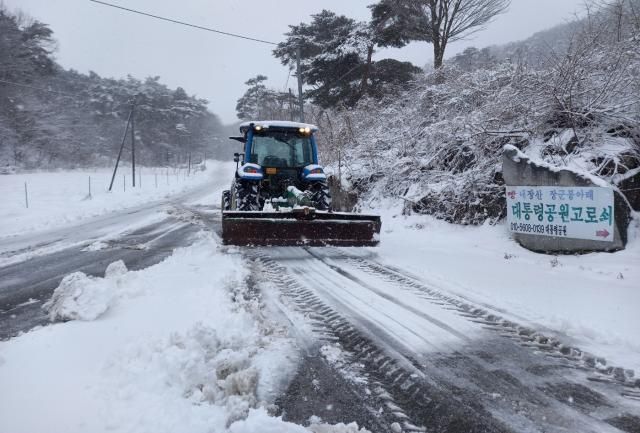4일 전북 순창군 일대에서 제설작업이 이뤄지고 있다 사진연합뉴스 