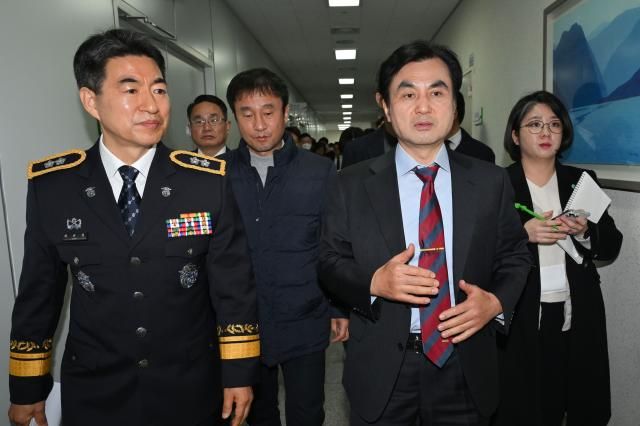 5일 서울 송파구 서울 동부구치소에서 열린 윤석열 정부의 비상계엄 선포를 통한 내란 혐의 진상규명 국정조사 특별위원회에서 김용현 전 국방부 장관이 불출석해 안규백 위원장과 야당 의원들이 김 전 장관을 동행하러 보안 구역으로 향하고 있다 사진연합뉴스