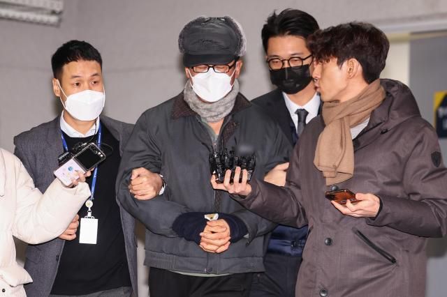 12·3 비상계엄 기획에 관여한 혐의로 구속된 노상원 전 국군정보사령관이 24일 오전 서울 은평구 서울서부경찰서에서 검찰로 송치되고 있다 사진연합뉴스