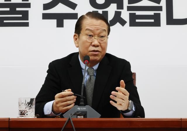 국민의힘 권영세 비상대책위원장이 6일 국회에서 열린 신년 기자간담회에서 취재진의 질문에 답변하고 있다 202526 사진연합뉴스 