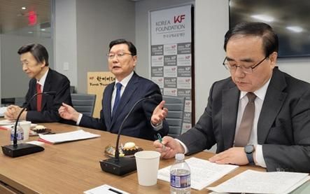 윤병세 전 외교장관왼쪽부터 정덕구 전 산업자원부 장관 김성한 전 안보실장이 6일현지시간 미국 워싱턴 DC에서 한국 특파원들과 간담회를 하고 있다 202527 사진연합뉴스 