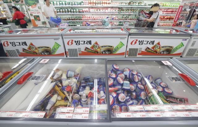 아이스크림 판매 사상 최대 서울연합뉴스 강민지 기자 폭염에 아이스크림 판매가 사상 최대 수준인 것으로 나타난 25일 서울의 한 대형마트에서 시민이 아이스크림을 고르고 있다 2024825 mjkangynacokr2024-08-25 145502 저작권자 ⓒ ㈜연합뉴스 무단 전재 재배포 금지 AI 학습 및 활용 금지저작권자 ⓒ ㈜연합뉴스 무단 전재 재배포 금지 AI 학습 및 활용 금지