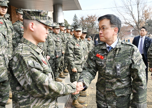 최상목 대통령 권한대행 부총리 겸 기획재정부 장관이 지난 1월 1일 경기 김포시의 해병대 2사단 전방 초소를 방문해 장병들을 격려하고 있다 사진기획재정부 